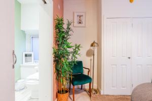 Χώρος καθιστικού στο Leah Suite by Koya Homes - 2 Bed, 2 Bath, Pool Table, Sea View, Free Parking