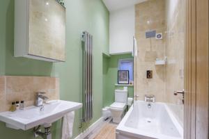 Ένα μπάνιο στο Leah Suite by Koya Homes - 2 Bed, 2 Bath, Pool Table, Sea View, Free Parking