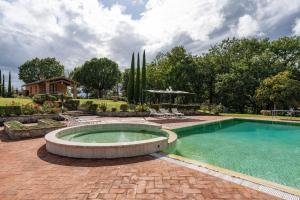 einen Pool mit einem Brunnen im Hof in der Unterkunft Dimora di Castroncello in Castiglion Fiorentino