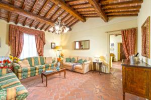 ein Wohnzimmer mit zwei Sofas und einem Tisch in der Unterkunft Dimora di Castroncello in Castiglion Fiorentino