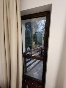 シナイアにあるHoliday Housesのバルコニーを望む窓