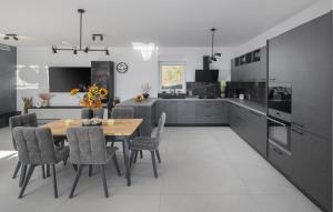 une grande cuisine avec une table et des chaises en bois dans l'établissement 4 Bedroom Nice Home In Kastelir, à Kaštelir