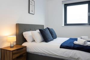 En eller flere senge i et værelse på Media City Salford Quays Flat by City SuperHost