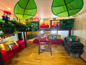 een woonkamer met rode banken en groene parasols bij Hotel Emiru 敷地内駐車場2台 in Osaka