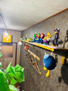 een kamer met een plank met speelgoed erop bij Hotel Emiru 敷地内駐車場2台 in Osaka
