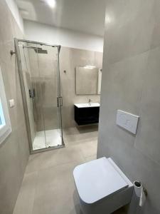 un bagno bianco con doccia e WC di Turris Apartments, SKYLINE historic center Bologna a Bologna Altre 30 foto