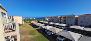 una vista aérea de una fila de sombrillas blancas en Unit 75 Hermanus Beach Club, en Hermanus