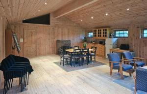 Η κουζίνα ή μικρή κουζίνα στο 2 Bedroom Gorgeous Home In Vikeså