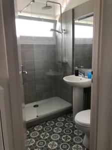 a bathroom with a shower and a toilet and a sink at Talence - Studio 25 m2 dans résidence avec parking privé à 10 mn de Bordeaux en Tram in Talence