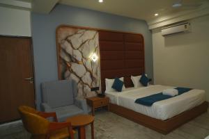 Hotel Leela's客房内的一张或多张床位