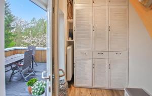 プラウ・アム・ゼーにあるFerienwohnung Plau Am Seeのバルコニー(テーブル、クローゼット付)が備わる客室です。 +12枚の写真