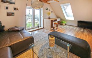 プラウ・アム・ゼーにあるFerienwohnung Plau Am Seeの革張りのソファとテーブルのあるリビングルーム