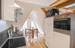 プラウ・アム・ゼーにあるFerienwohnung Plau Am Seeのテーブルとコンロのあるキッチン トップオーブン