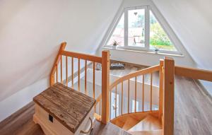 プラウ・アム・ゼーにあるFerienwohnung Plau Am Seeの窓のある階段、木製の階段