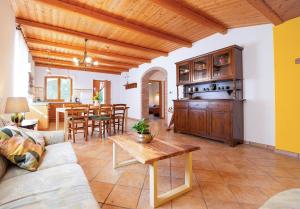 salon z kanapą i stołem w obiekcie Agriturismo Fattoria Walden w mieście Ficulle
