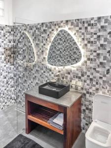 un baño con lavabo e inodoro en Villa Masay Antananarivo, en Antananarivo