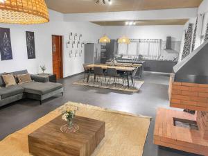 una sala de estar con un sofá y una mesa en Villa Masay Antananarivo, en Antananarivo