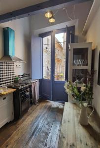 Η κουζίνα ή μικρή κουζίνα στο La casa vertical