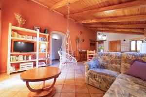 salon z kanapą i stołem w obiekcie Agriturismo Fattoria Walden w mieście Ficulle