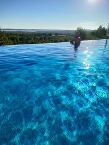 Solana's View - Ferienhäuser in ruhiger Lage, mit einer einzigartigen Aussicht, Infinity Pool, Free Parking und Wlan内部或周边的泳池