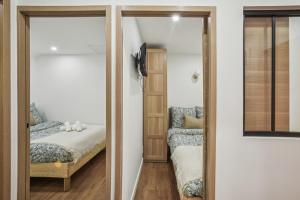 Postel nebo postele na pokoji v ubytování Lavie Maison Hot Tub and AC