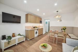 Kuchyň nebo kuchyňský kout v ubytování Lavie Maison Hot Tub and AC + 15 fotografií