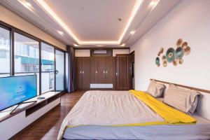 Телевизор и/или развлекательный центр в Luxe Paradise Apartment Lac Long Quan