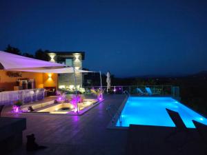 Solana's View - Ferienhäuser in ruhiger Lage, mit einer einzigartigen Aussicht, Infinity Pool, Free Parking und Wlan内部或周边的泳池