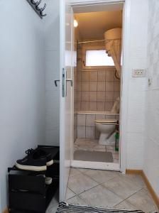 une petite salle de bain avec toilettes dans une chambre dans l'établissement Amna apartman, à Sarajevo