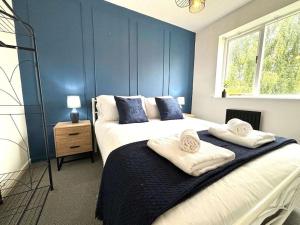 Postel nebo postele na pokoji v ubytování Shrewsbury 3BR Chic Retreat - Business Ready, Leisure Perfect by Parydise