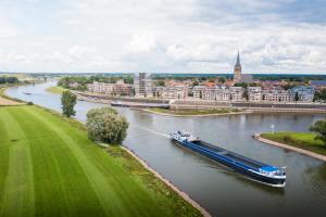 Výhled na řeku, která protéká v blízkosti hotelu