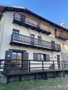 un edificio con balconi sui lati di Chalet Muguet - Centre of Village location! a Les Allues