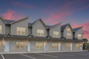 a building with a parking lot in front of it at Touch Of Jazz-workspace 300mbps Wifi in Clarksville