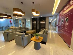 een lobby met banken en een tafel in een gebouw bij RN Studio Premium 103 Vista Mar in Maceió +13 foto's