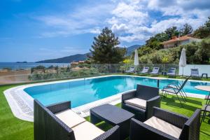 クリッシ・アモウディアにあるFINIKAS LUXURY SUITES Thassos Golden Beachの海の景色を望むヴィラ(スイミングプール付)