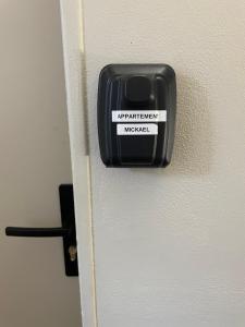 a black door handle with a sticker on it at L'atelier du Charme Dole Centre in Dole