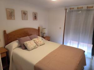 łóżko z dwiema poduszkami w sypialni w obiekcie Apartamento en sanxenxo duplex w mieście Sanxenxo