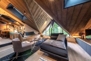 a living room with a couch and a table at Le Grenier sur l'Eau -5 étoiles- Saint-Malo in Saint Malo