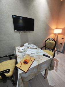 TV a/nebo společenská místnost v ubytování Gemi Hotel