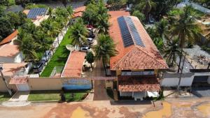 una vista aérea de una casa con paneles solares en Pousada Beira Rio Barreiras, en Barreiras