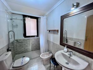 Koupelna v ubytování Apartamentos Arcos Céntrico