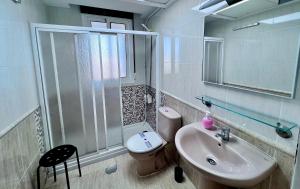 Koupelna v ubytování Apartamentos Arcos Céntrico