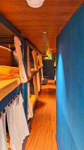 Postel nebo postele na pokoji v ubytování Sinhassan Dormitory Hostel Juhu