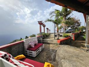 Von der Terrasse des Resorts genießen Sie Meerblick. in der Unterkunft Refugio Jardim Prazeres WiFi BBQ in Prazeres