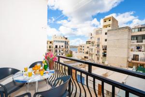 Μπαλκόνι ή βεράντα στο Seashells Apartments with terrace, just off the seafront in Bugibba - by Getawaysmalta