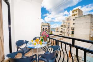 Μπαλκόνι ή βεράντα στο Seashells Apartments with terrace, just off the seafront in Bugibba - by Getawaysmalta