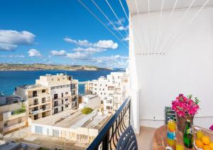 Μπαλκόνι ή βεράντα στο Seashells Apartments with terrace, just off the seafront in Bugibba - by Getawaysmalta