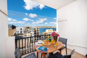 Μπαλκόνι ή βεράντα στο Seashells Apartments with terrace, just off the seafront in Bugibba - by Getawaysmalta