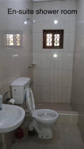 un bagno con un water bianco e un lavandino di Dawhenya Bungalow 2 a Tema