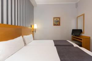 Postel nebo postele na pokoji v ubytování Hotel Lyon